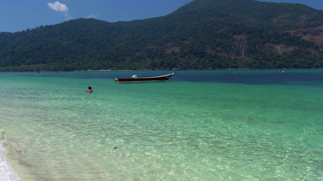 里佩岛的海滩和清澈的海水视频素材