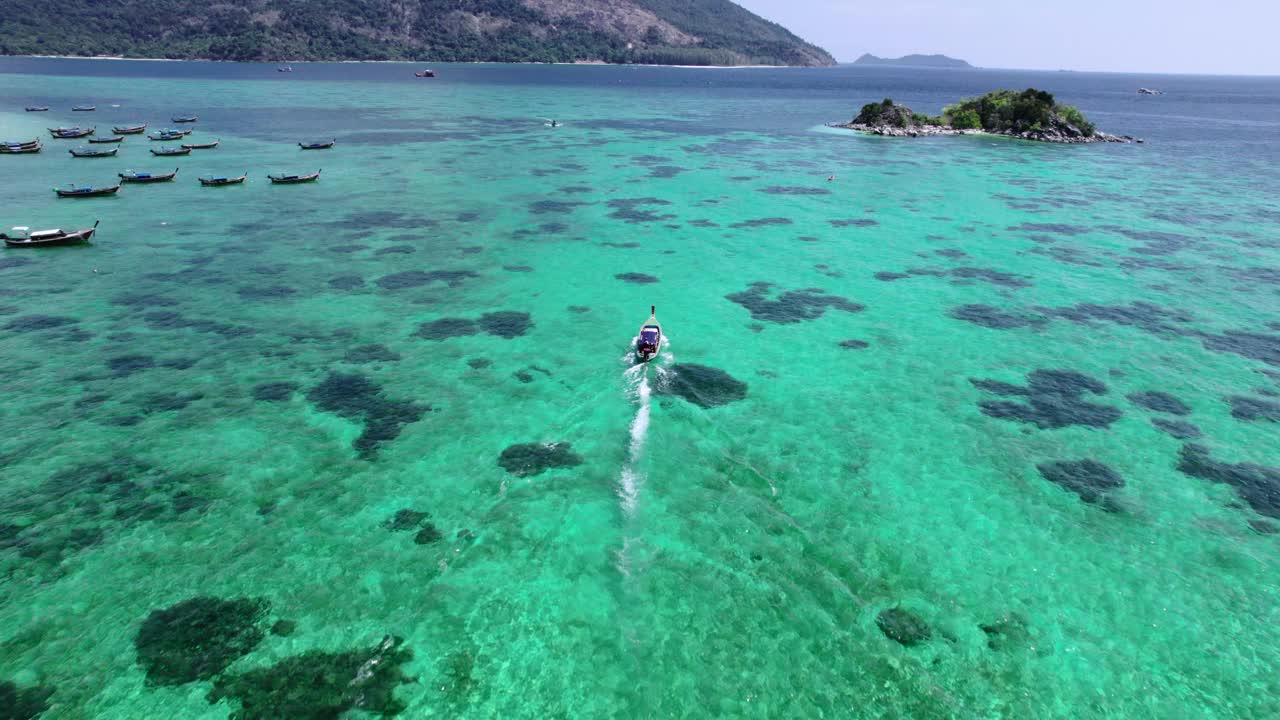 利佩岛清澈的大海里的大海和长尾船视频下载