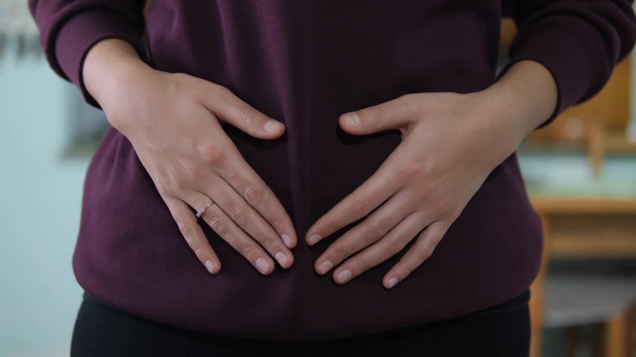 女性患胃痛时摸摸肚子，保健女性经期4k视频下载
