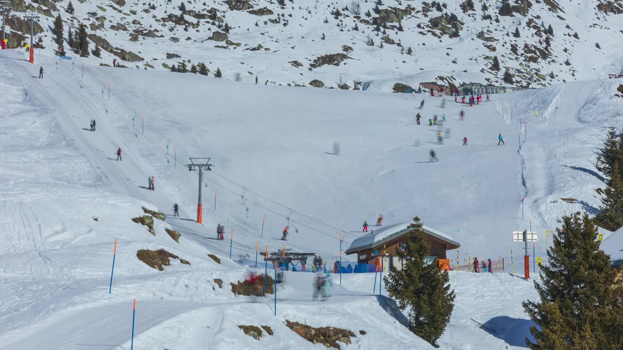 时间流逝，人们在瑞士阿尔卑斯山滑雪。山上的滑雪胜地。滑雪胜地贝特梅拉普，瓦莱州视频素材