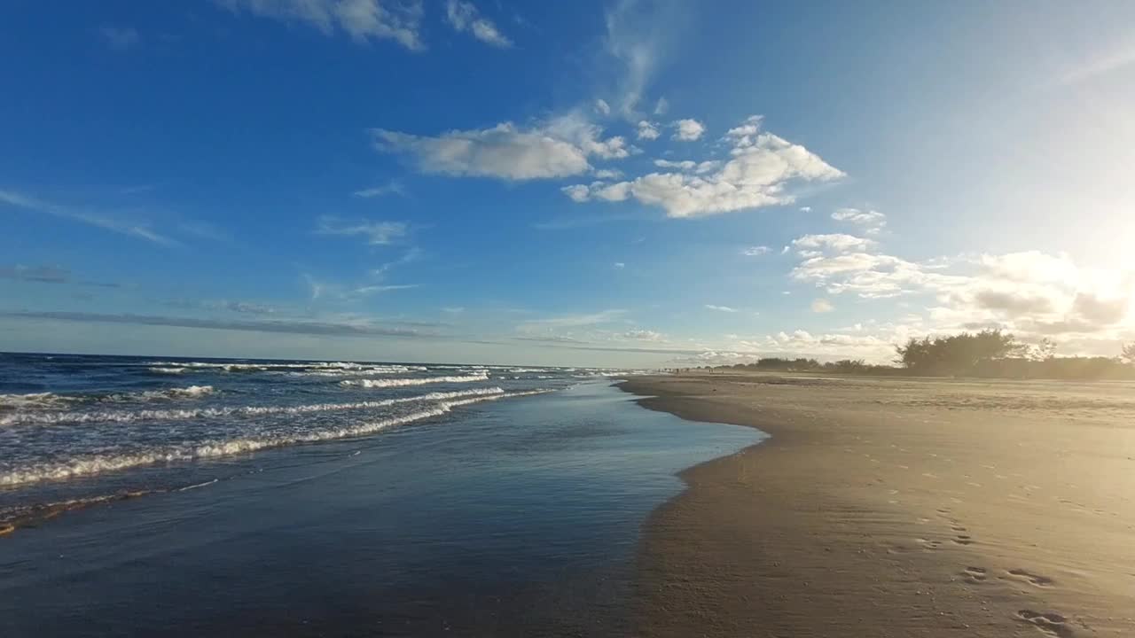 黄昏时海滩的美丽景色视频素材