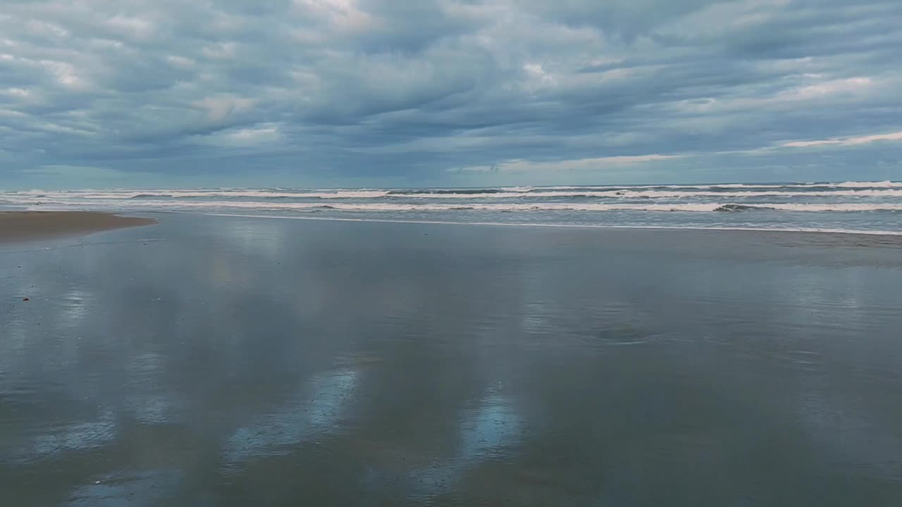 黄昏时海滩的美丽景色视频下载