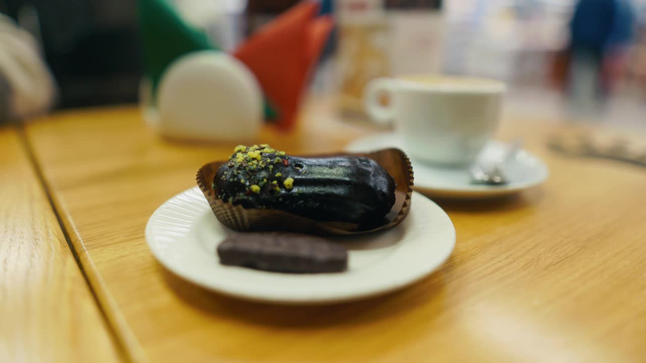 餐桌上的甜点和咖啡特写，配有餐具和咖啡杯视频素材