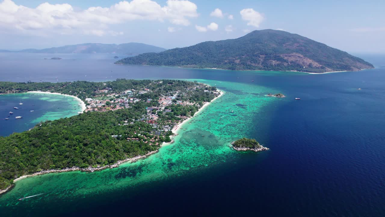 里佩岛和清澈的海水，木船带您游览岛屿。视频下载