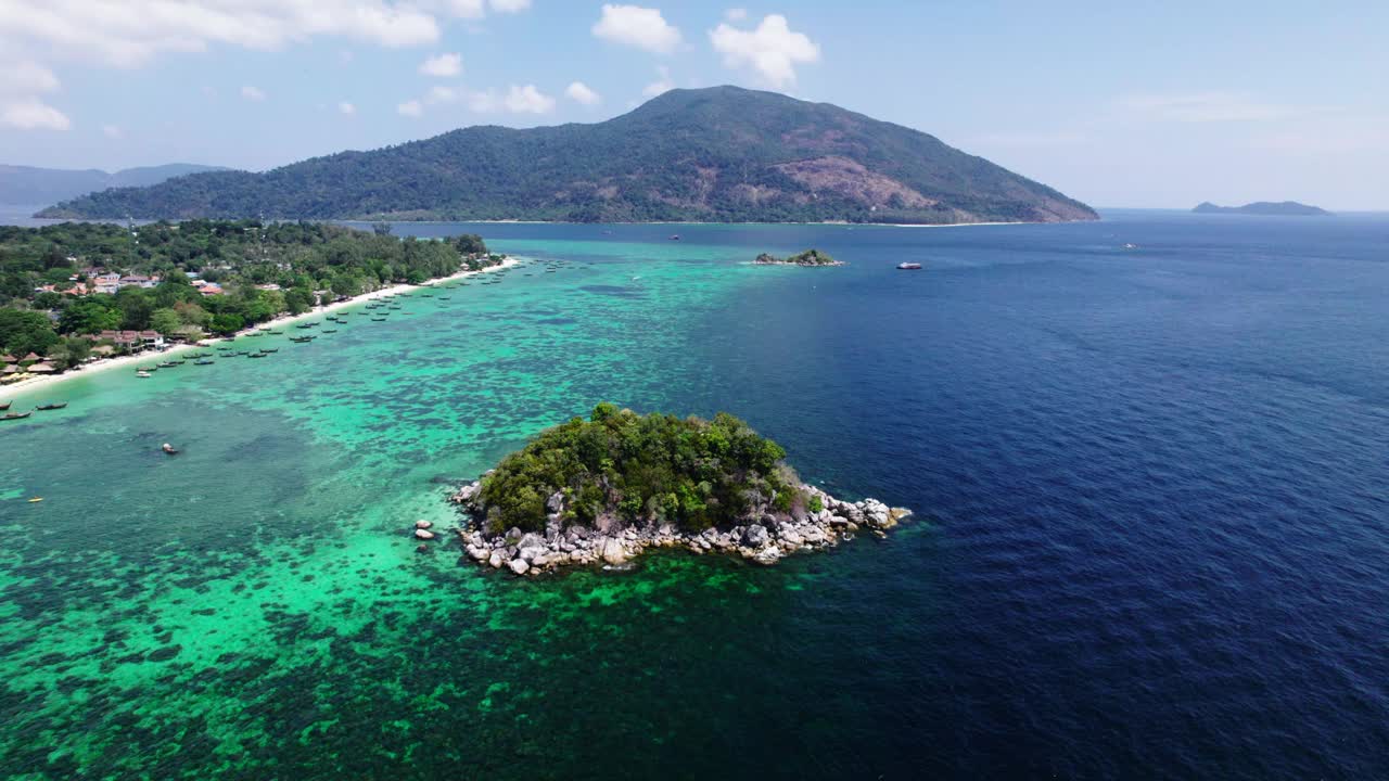 里佩岛和清澈的海水，木船带您游览岛屿。视频下载