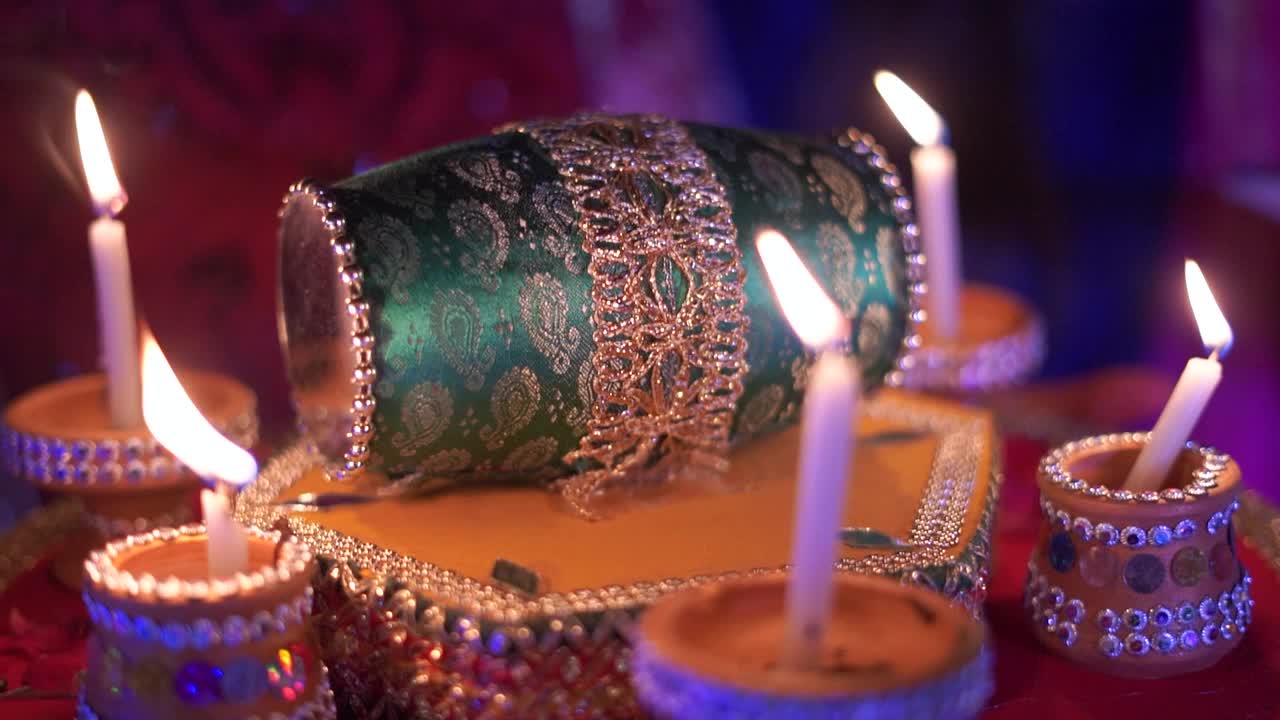 这张迷人的照片展示了一个装饰优雅的传统亚洲婚礼蜡烛盘。视频素材