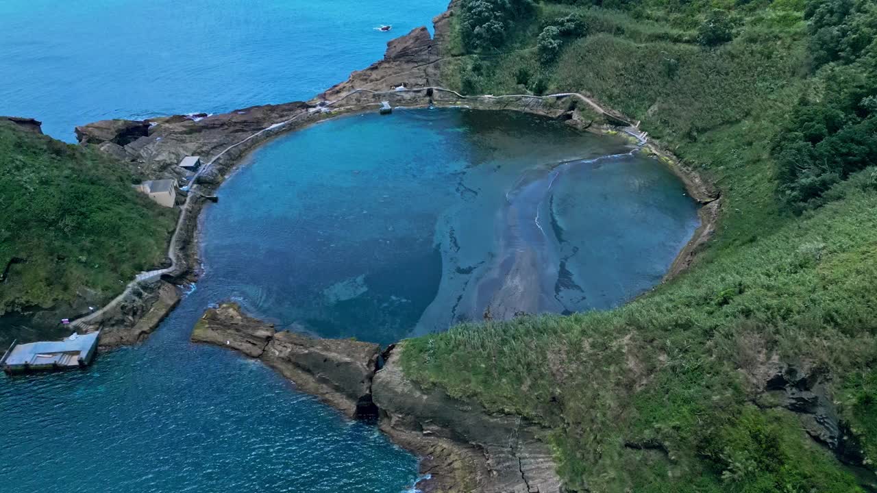 航拍图片Vila Franca do Campo Islet (ilhsamu de Vila Franca do Campo)位于葡萄牙亚速尔群岛的s<s:1> o Miguel岛的中南部海岸视频素材