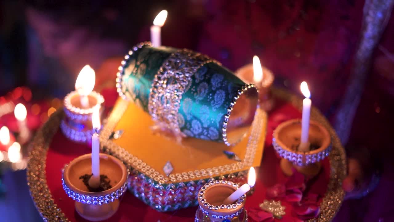 这张迷人的照片展示了一个装饰优雅的传统亚洲婚礼蜡烛盘视频素材