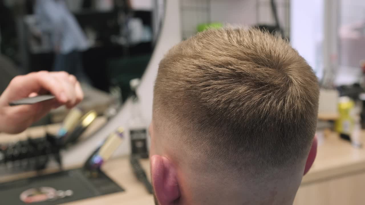 熟练的理发师在店里用剪刀和梳子理发视频素材