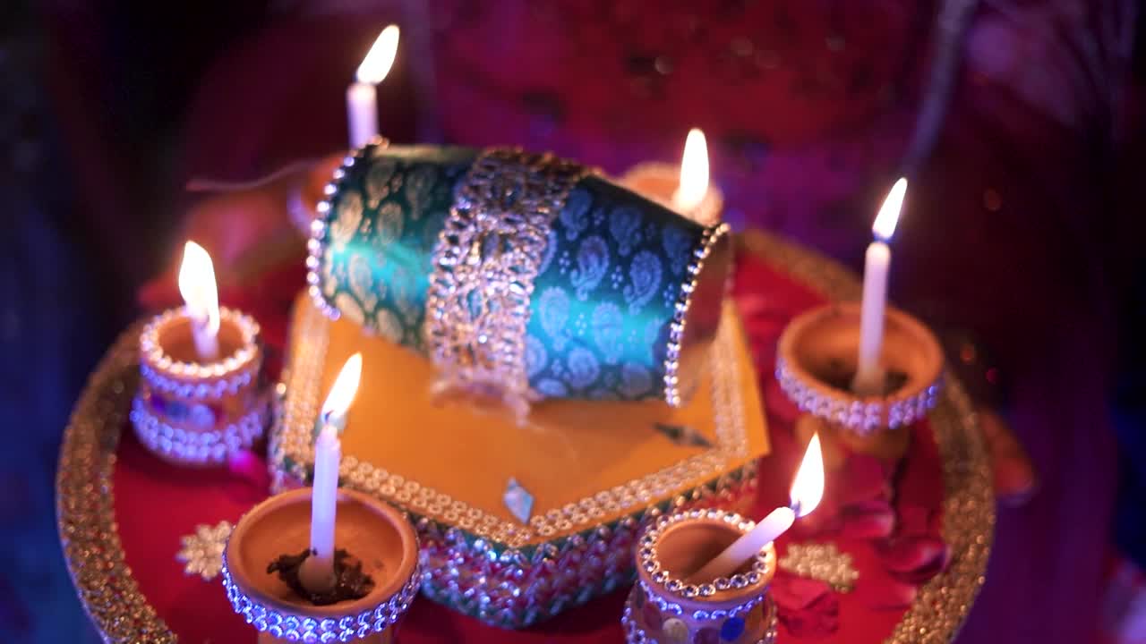 一张优雅的照片，捕捉了一个装饰精美的传统亚洲婚礼蜡烛盘视频素材