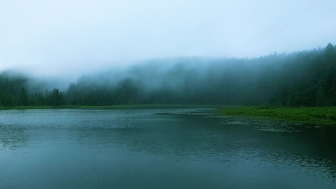 航拍图片Lagoa do Canário，一个葡萄牙泻湖，位于亚速尔群岛<s:1>米格尔岛，葡萄牙视频下载