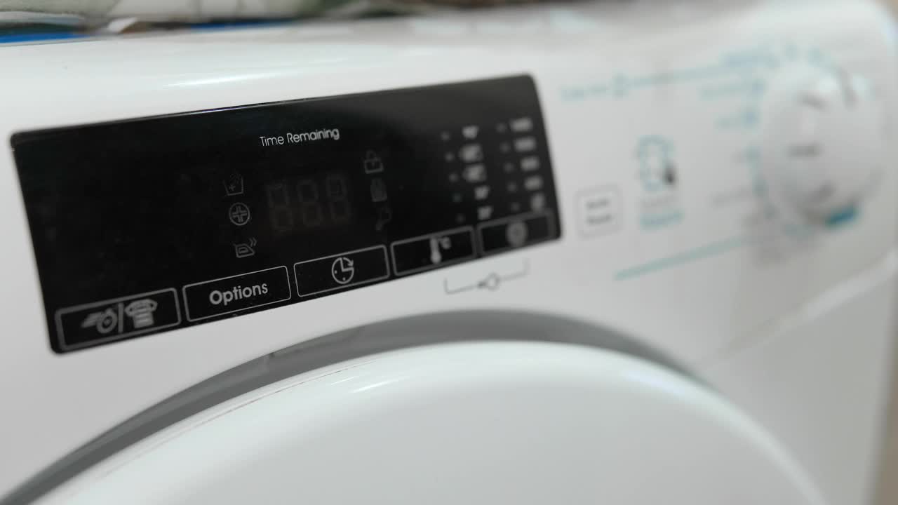 老婆女人用触摸屏洗衣机清洗家里的日常衣物，4k视频下载