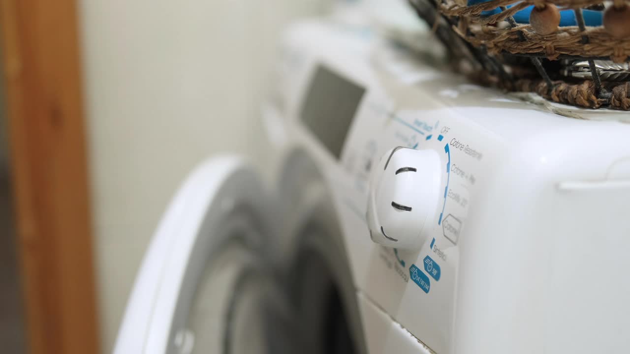 妻子女人用洗衣机清洗家里的日常衣物，耗费能源视频下载
