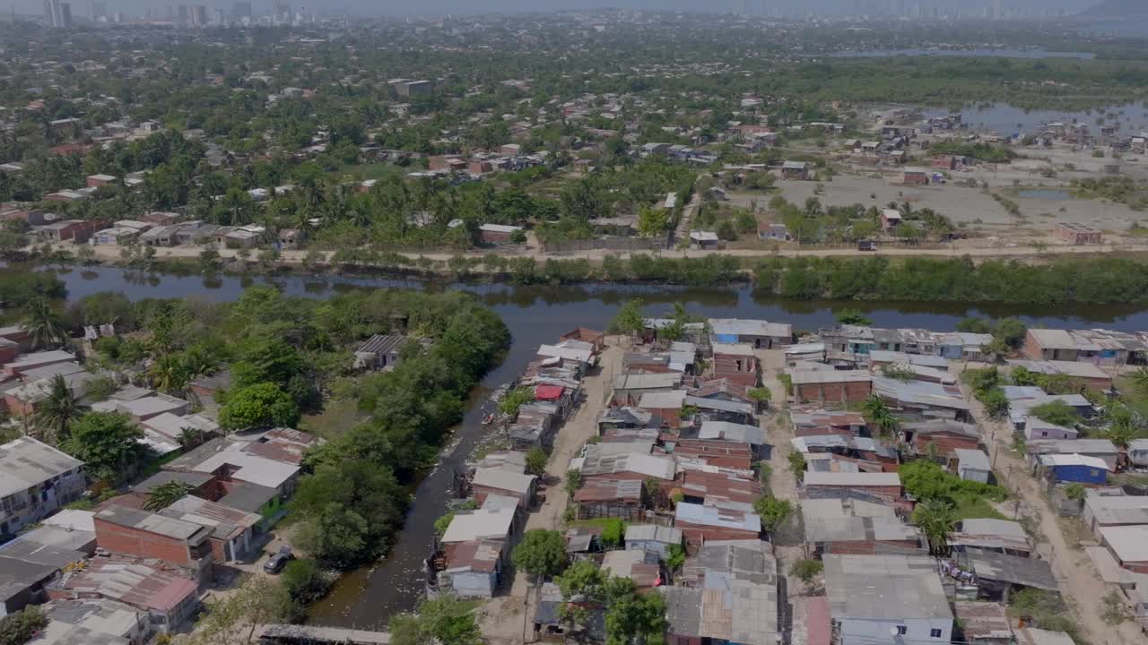 从哥伦比亚卡塔赫纳一个贫困社区的无人机跟踪拍摄。视频素材