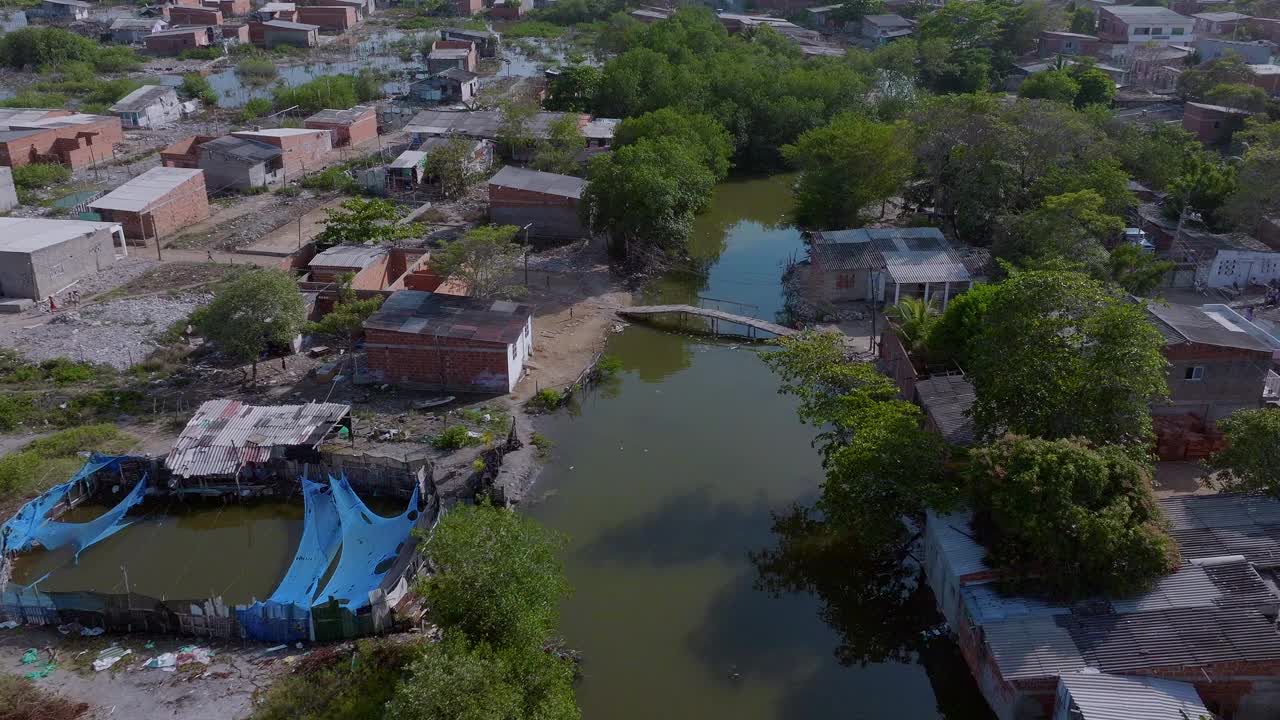无人机在卡塔赫纳的贫困社区拍摄，一个孩子过桥视频素材