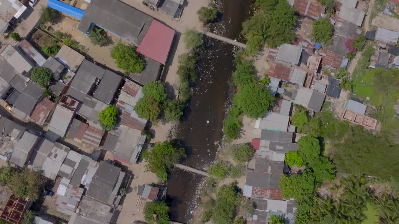 从哥伦比亚卡塔赫纳一个贫穷社区的无人机拍摄的倾斜照片。视频素材