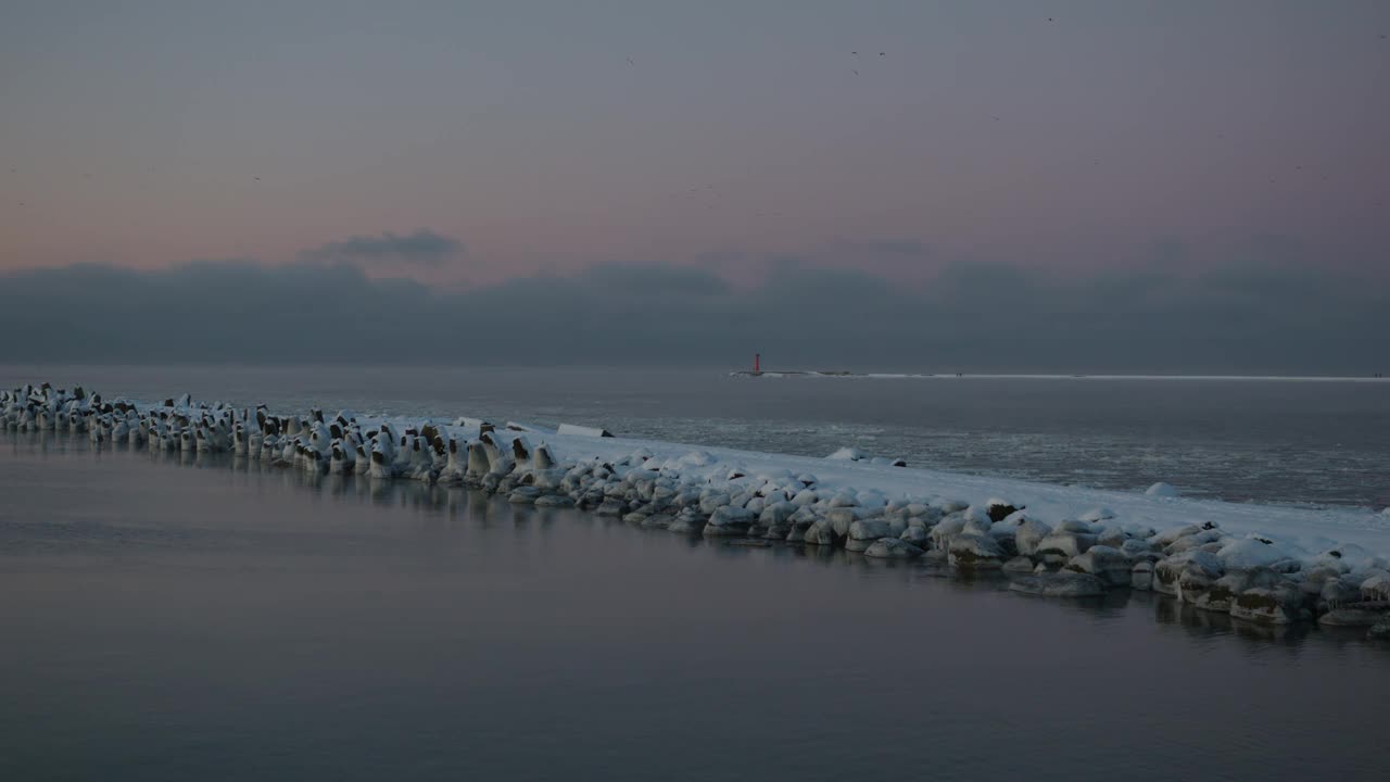 4K -冰冻之夜的海景。全景视频素材