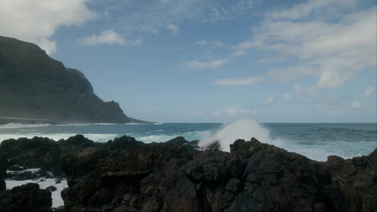 强大的海浪冲击着火山岩的慢动作，普拉亚德拉斯阿里纳斯。视频素材