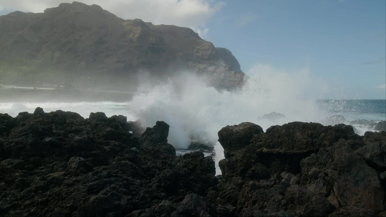 春天，加那利群岛特内里费岛的普拉亚德拉斯阿里纳斯。强大的海浪冲击着火山岩。视频素材