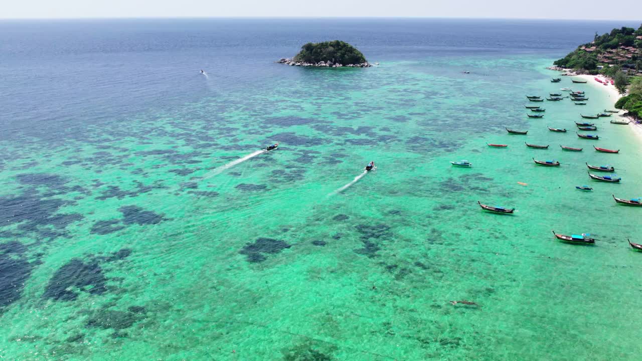 清澈的海水和木船带您游览利佩岛。视频素材