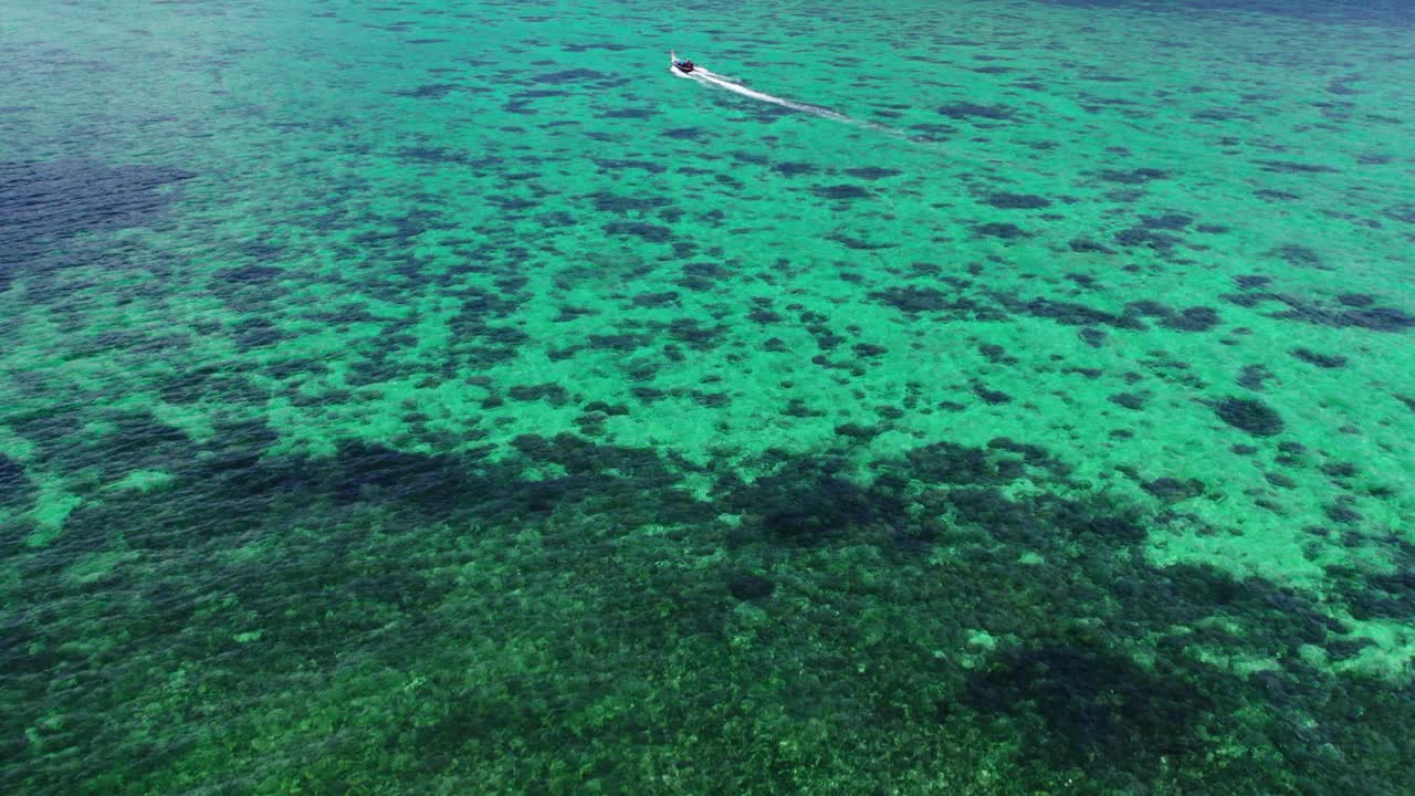 清澈的海水和木船带您游览利佩岛。视频下载