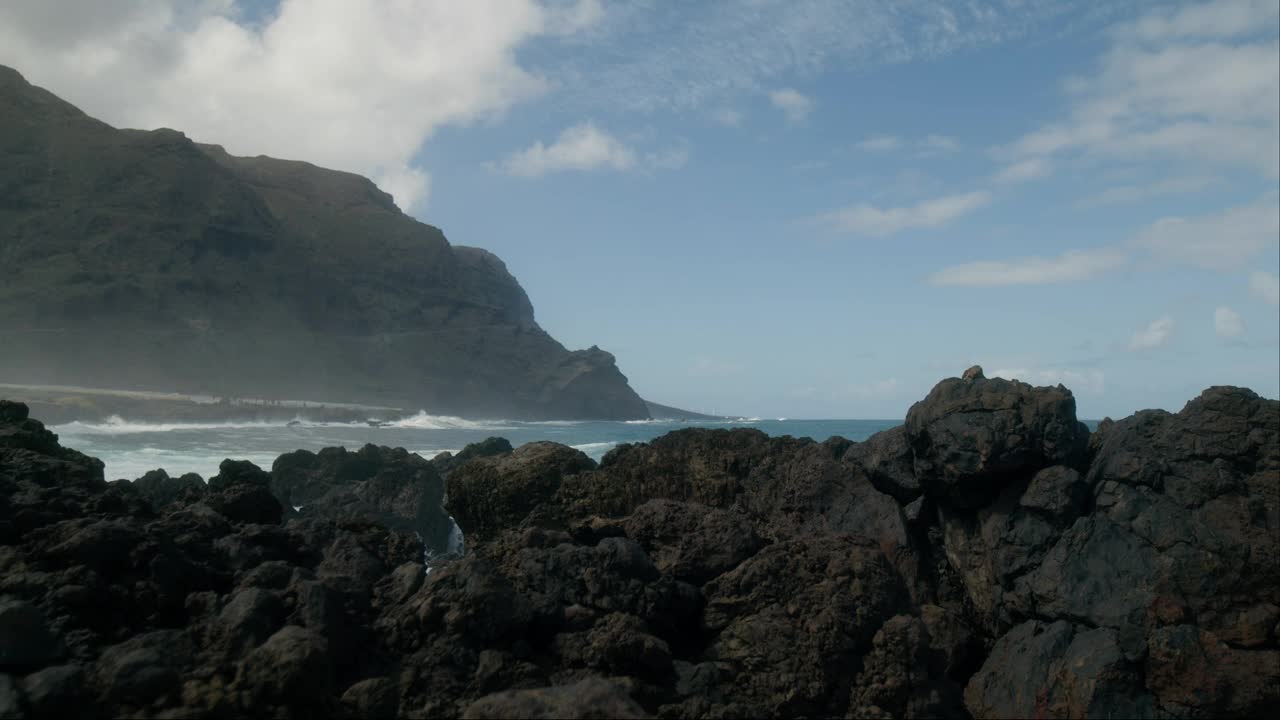 电影般的自然，普拉亚德拉斯阿里纳斯。岩石火山黑色海滩。视频素材