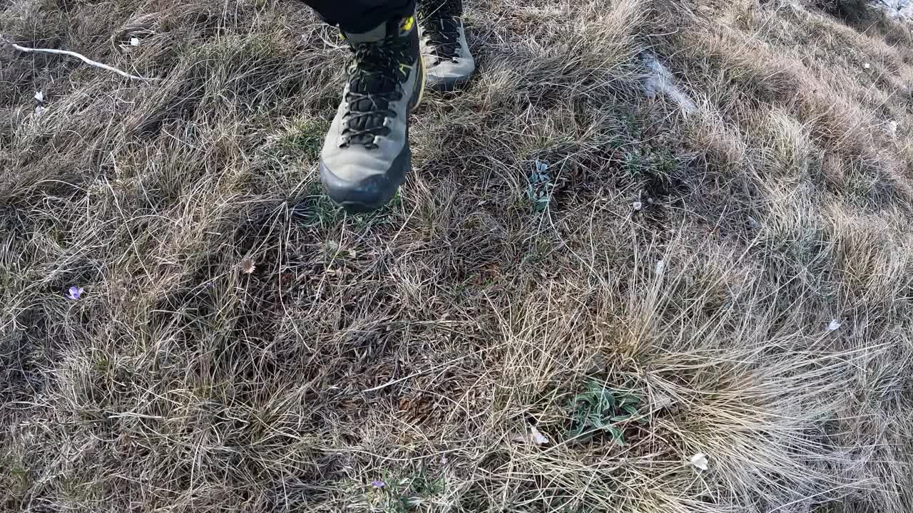 在草地上行走的登山靴视频下载