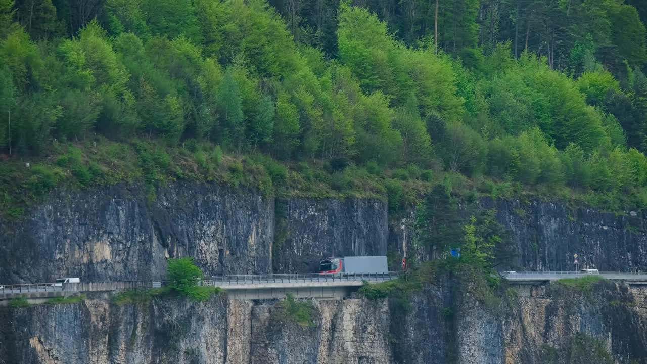 半卡车在春天的山路上行驶视频素材