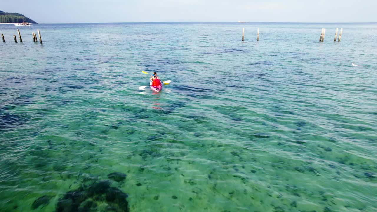 里佩岛上清澈的海水和船只视频素材