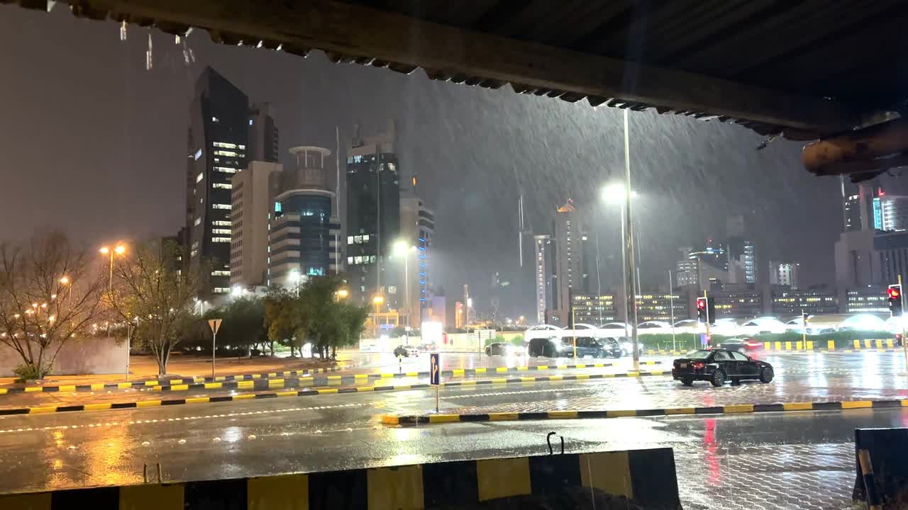 科威特的雨夜视频下载