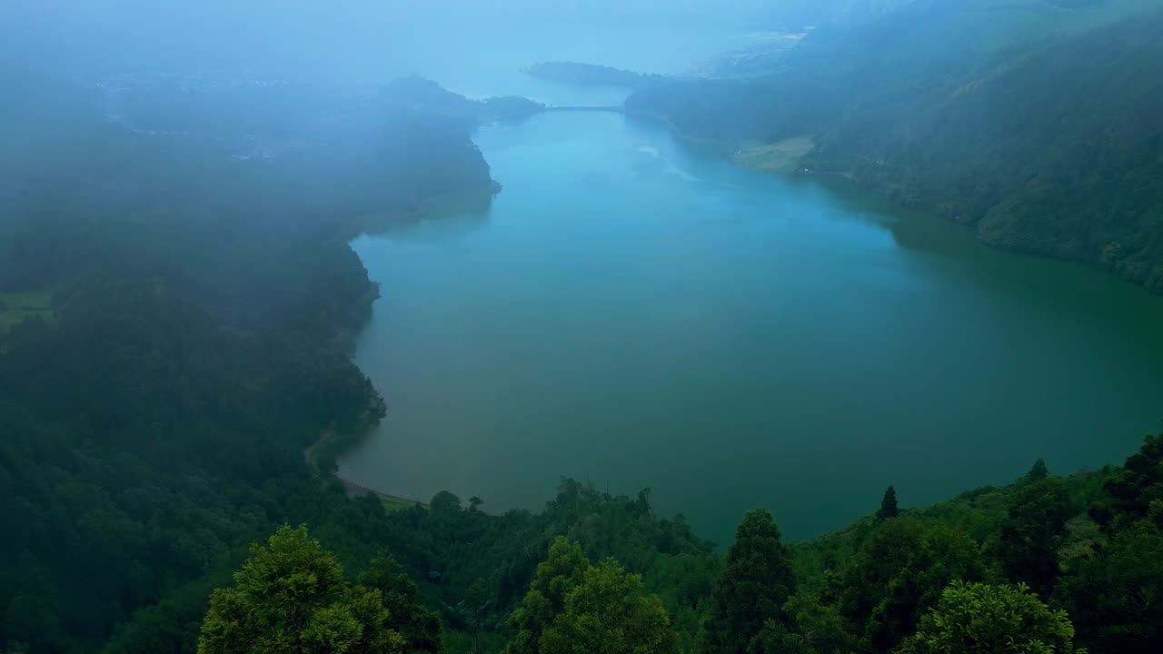 航拍图片Lagoa das Sete Cidades(七城的泻湖)在一个雾蒙蒙的日子，葡萄牙泻湖，位于亚速尔群岛的s<s:1> o Miguel岛上，葡萄牙。视频素材