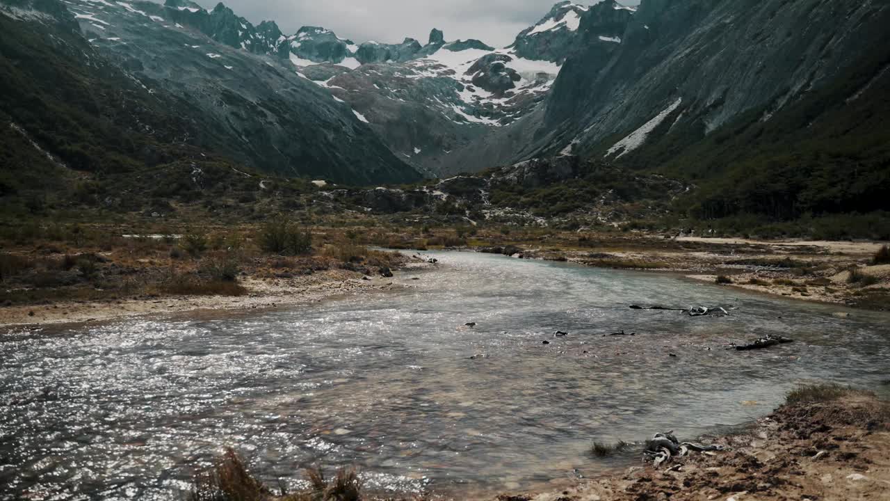 落基山脉的全景，河流在乌斯怀亚，火地岛，阿根廷的前景。-手持拍摄视频素材