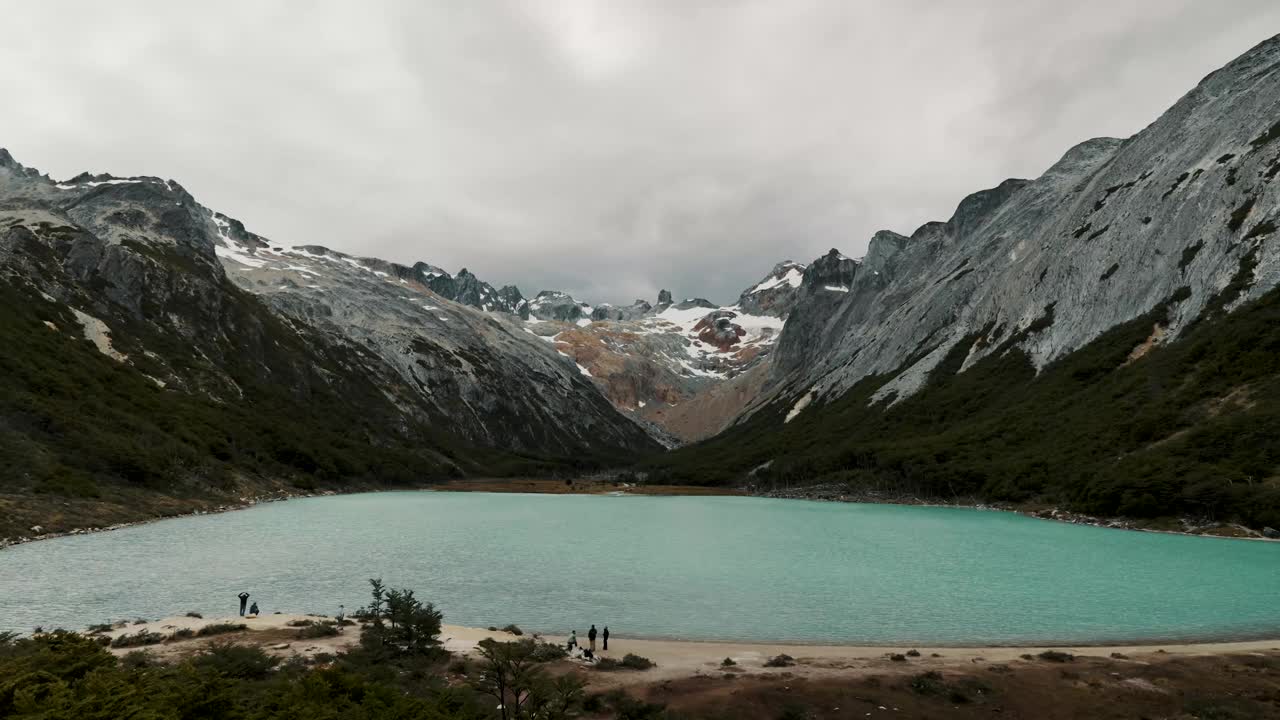 位于阿根廷火地岛乌斯怀亚的埃斯梅拉达湖周围的群山。-手持拍摄视频素材