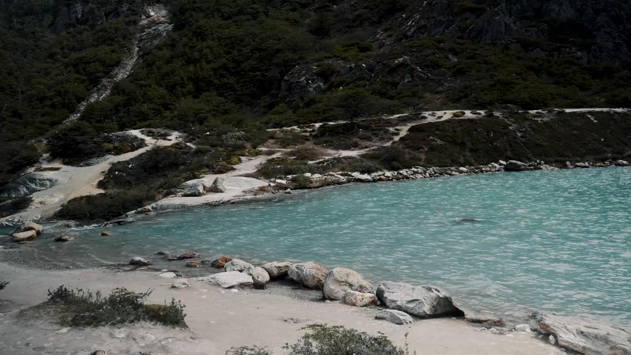 阿根廷火地岛乌斯怀亚的碧水埃斯梅拉达泻湖。-手持拍摄视频素材