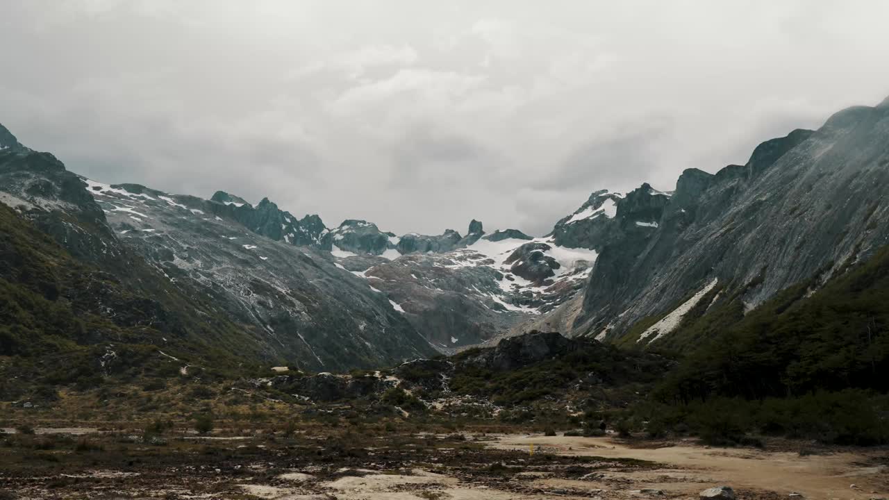 阿根廷火地岛乌斯怀亚埃斯梅拉达泻湖的落基山景徒步小径。-手持拍摄视频素材