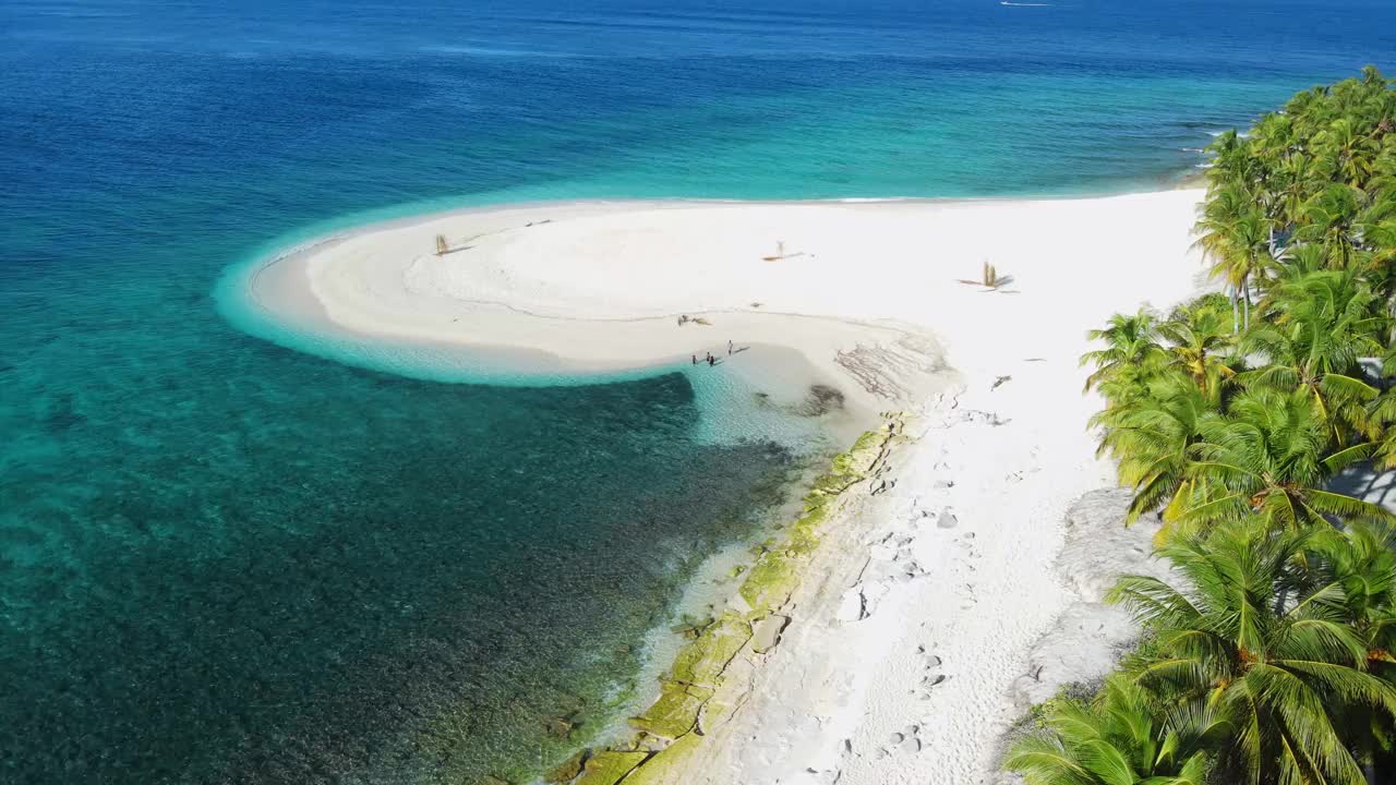 热带豪华海滩，棕榈树和透明的蓝色海洋。鸟瞰豪华天堂岛视频素材