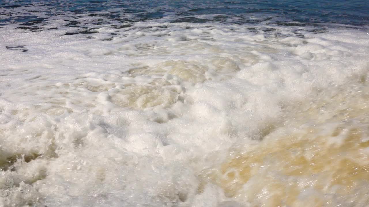 自然生态。脏水汇成天然水库视频下载