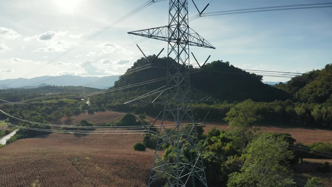 传输塔或电力塔鸟瞰图与天空背景。视频下载