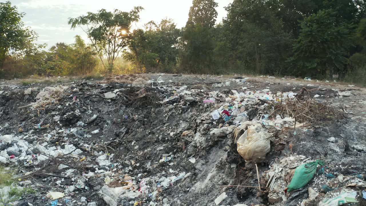 垃圾、火在垃圾填埋场就地焚烧，对环境造成破坏。视频素材