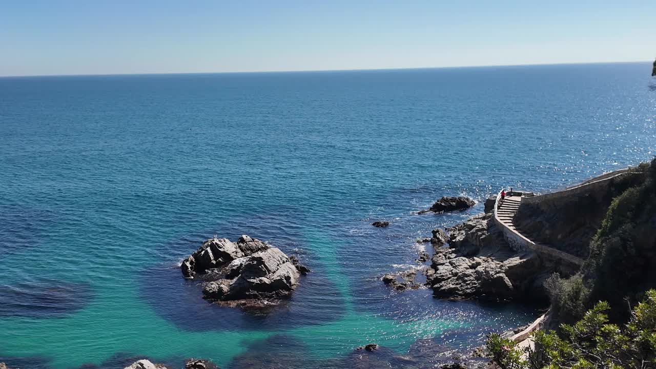 令人惊叹的海景和岩石全景，西班牙旅游小镇Lloret de Mar, 4K视频素材