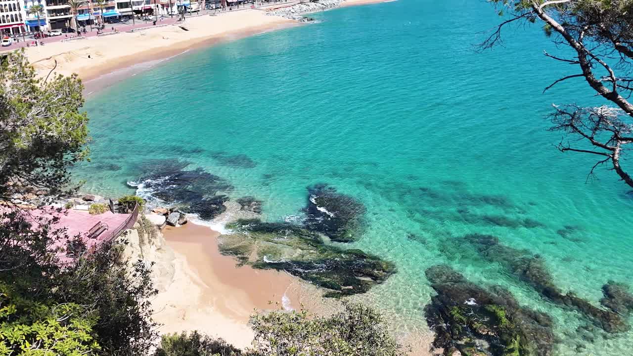 西班牙旅游目的地，海岸线小镇Lloret de Mar，天堂海景和建筑，4K视频素材