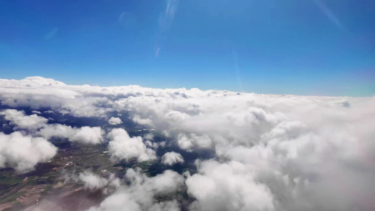 蓝天下的天堂云景，在飞机上飞行，4K视频素材