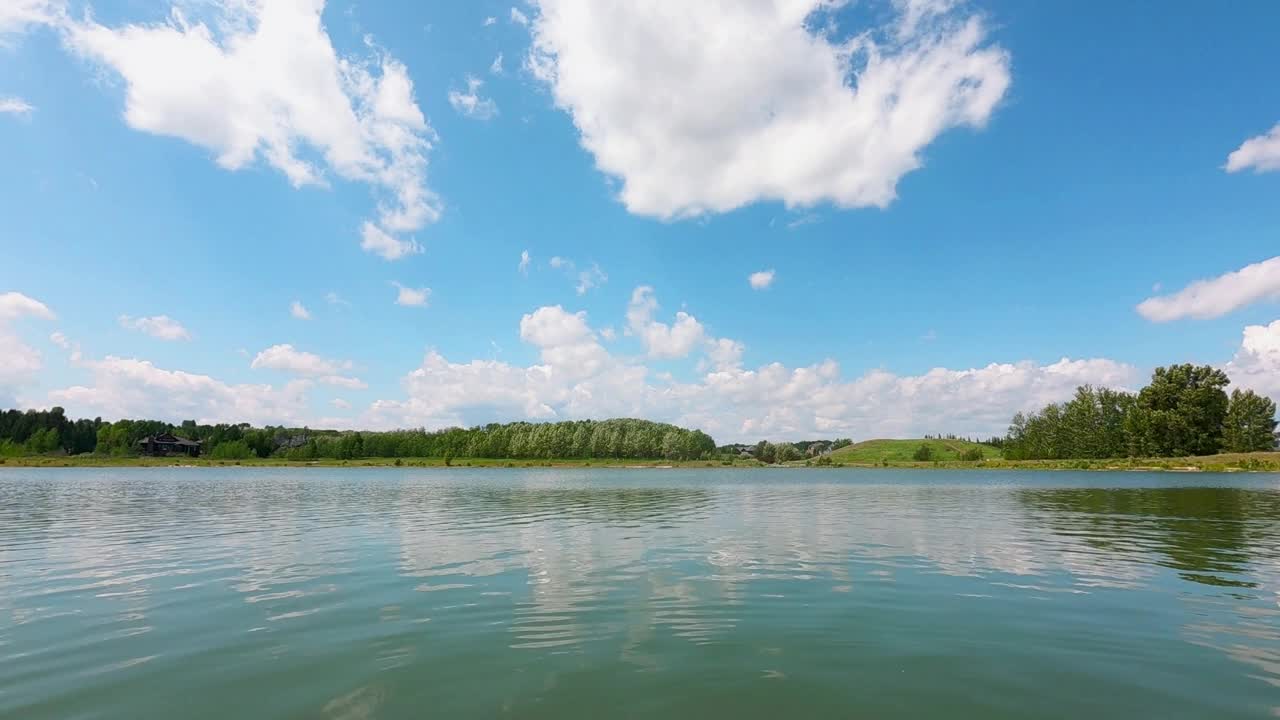 有湖有云的风景。夏日艳丽的湖水环境，晶莹剔透的湖面反射着蓬松的白云。国家山在夏季蓝天自然背景视频素材