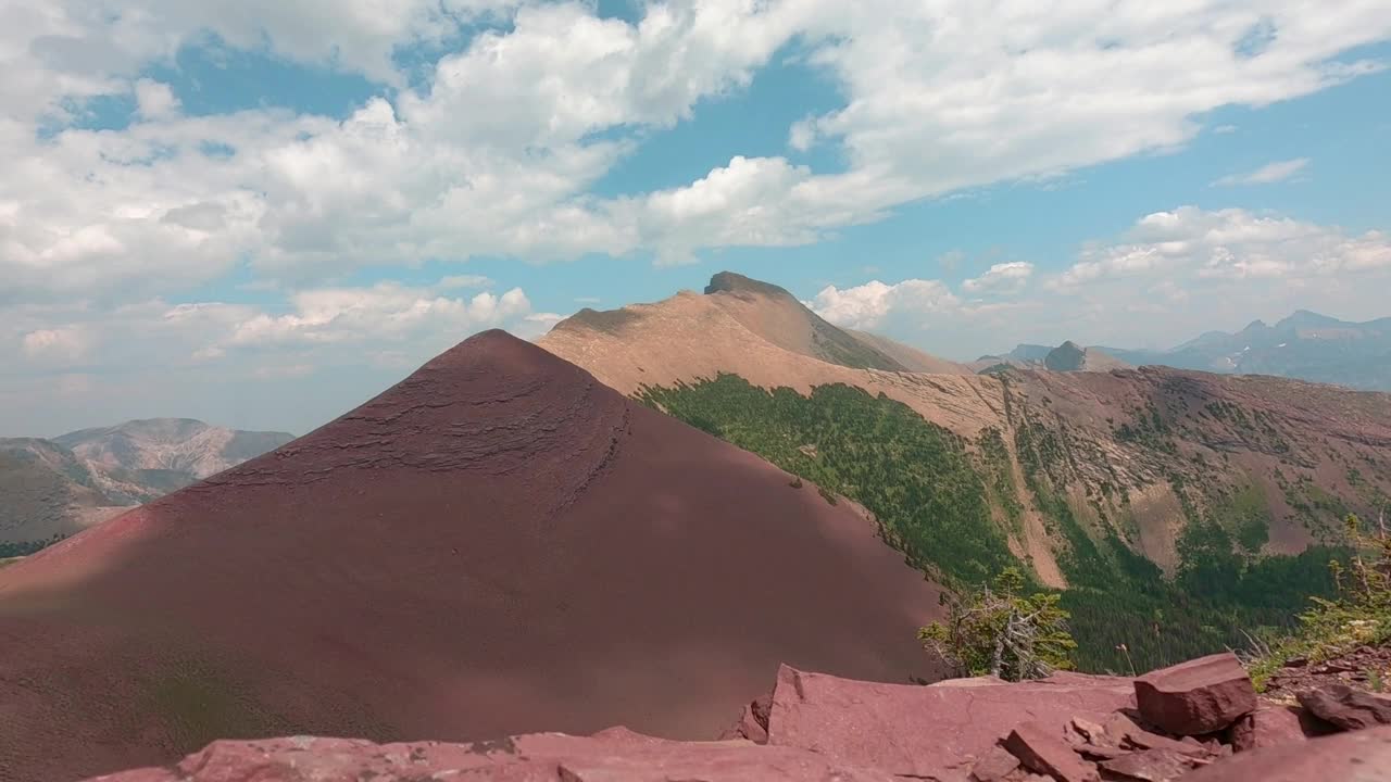 加拿大阿尔伯塔省落基山脉的蓝天全景。一层层的山。在大自然徒步旅行的季节。山顶上有些雪。冒险的背景。视频下载