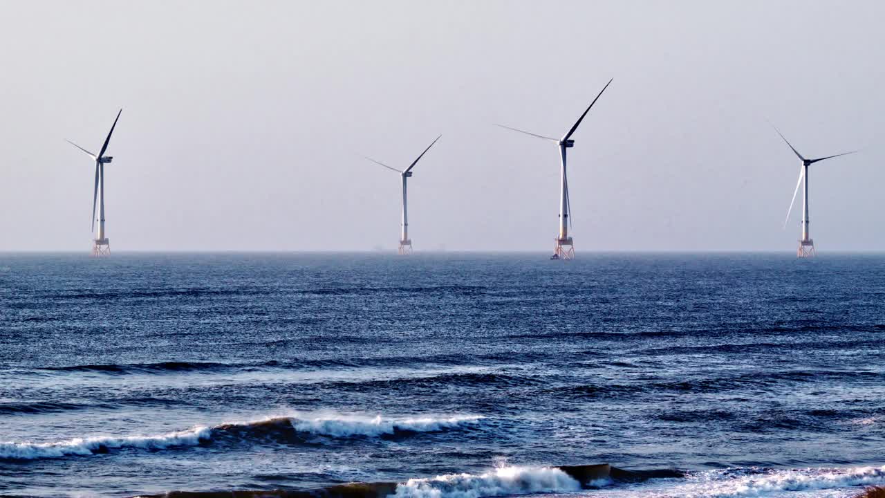 苏格兰阿伯丁北部的海上风电场视频素材