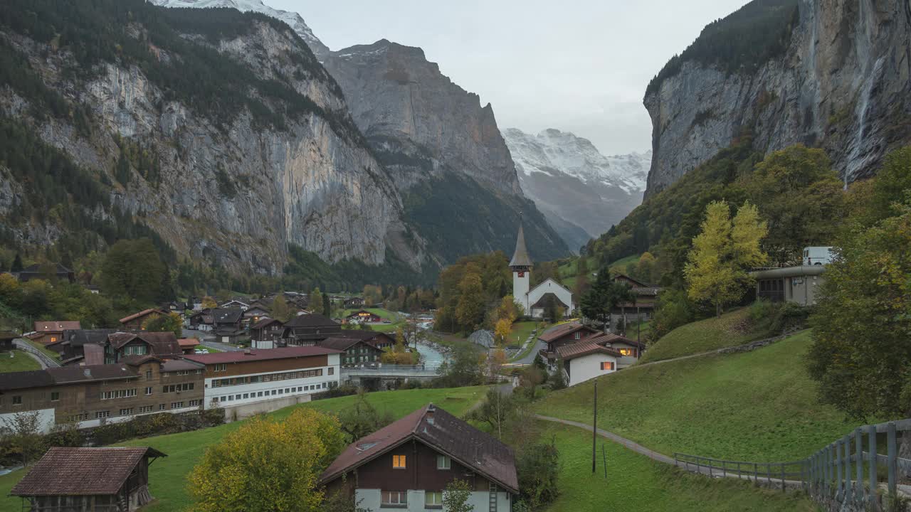 Lauterbrunnen瑞士在秋天的村庄山谷日夜交替视频素材