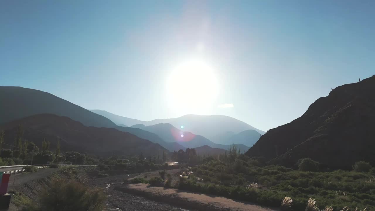 阿根廷胡胡伊(Jujuy)令人惊叹的普尔马马卡山谷(Purmamarca valley)，夏季河床干涸。视频素材