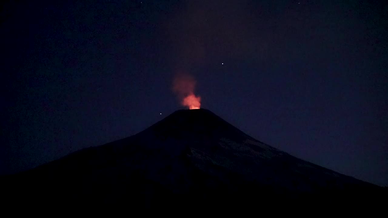 智利Pucón附近夜晚的活火山比利亚里卡视频下载