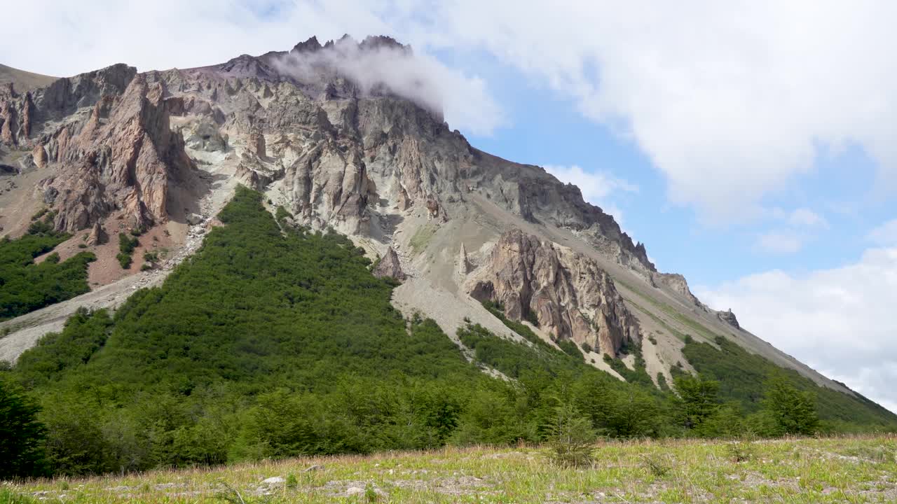 智利巴塔哥尼亚的一座山，那里有云经过视频下载