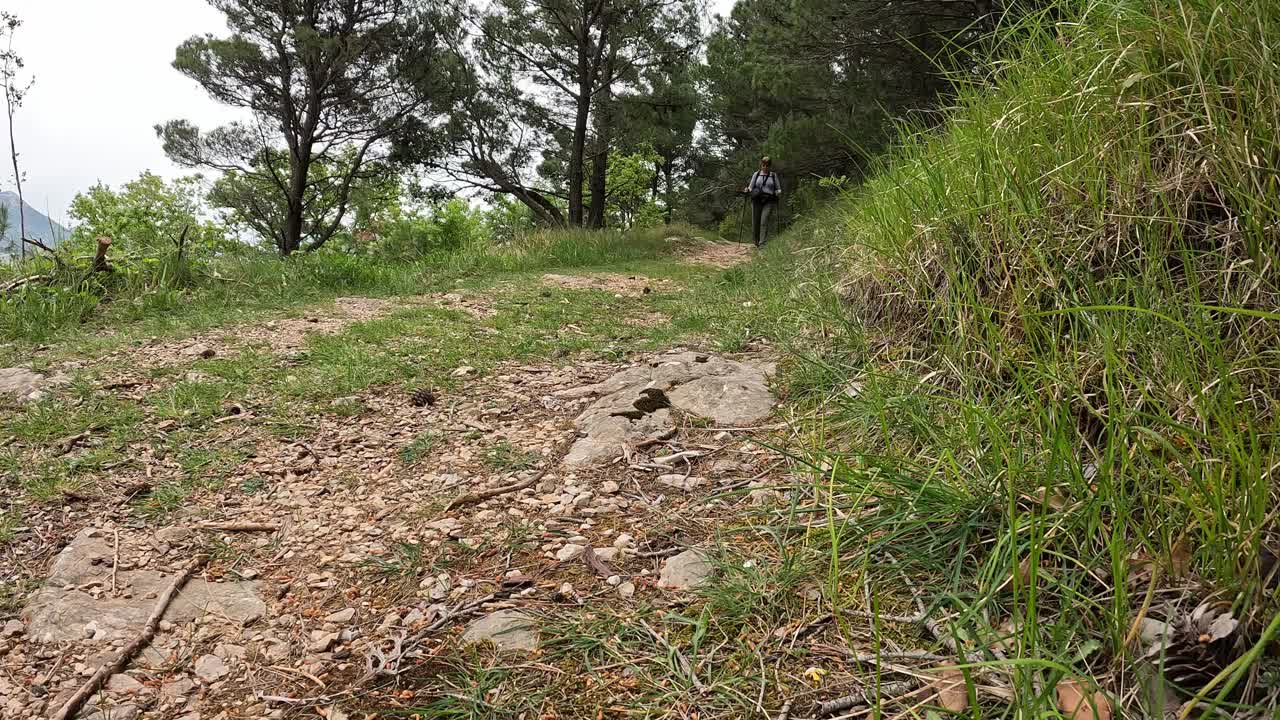 在山上徒步旅行的老年妇女视频素材